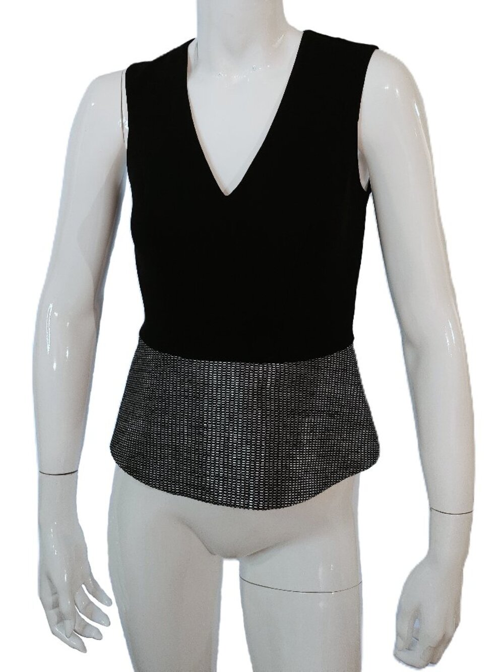 JUDITH & CHARLES Black & Silver Sleeveless Deep V-Neck Crepe Top Size 4